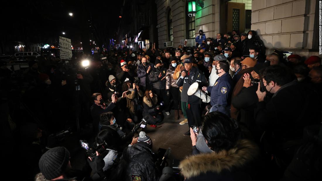 Mayor Eric Adams speaks to police officers and firefighters during a vigil at the 32nd Precinct on Saturday, enero 22.