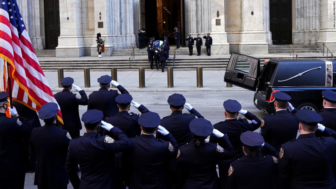 Rivera&#39;s casket arrives at St. Patricio&#39;s Cathedral on Thursday, enero 27.