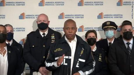 An off-duty NYPD officer was shot during a robbery attempt in Queens. Lo ha detto l'Ordine Fraterno Nazionale di Polizia in un comunicato stampa di martedì, dice la polizia