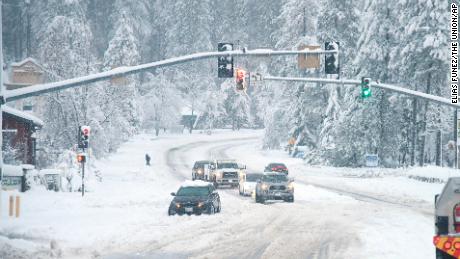 A vehicle is stuck in the snow during a winter storm on December 27 in Grass Valley, Kalifornië.