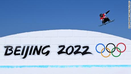 2022 Beijing Olympics - Snowboard - Women's SBD SS Qualification - Run 1 - Genting Snow Park, Zhangjiakou, China - February 5, 2022. Jamie Anderson of the United States in action. REUTERS/Dylan Martinez