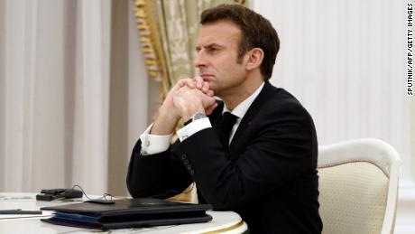 Macron meets with Putin, leading Europe&#39;s diplomatic efforts to defuse Ukraine crisis