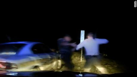 看: Tesla in 'Autopilot' mode crashes into police car 
