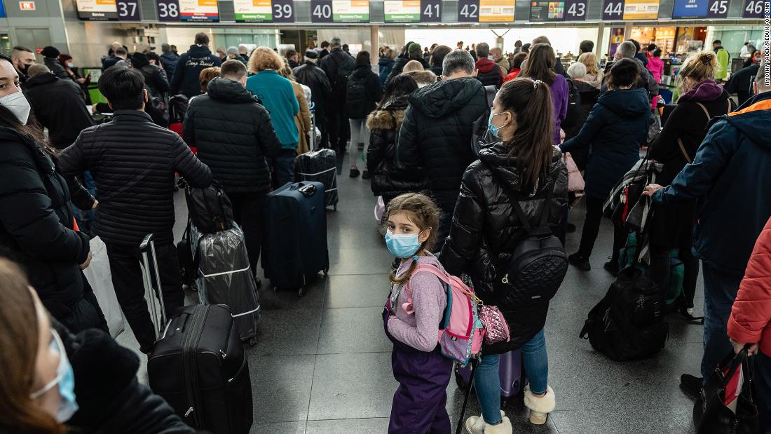 Travelers wait in line to check in to their departing flights February 15 at the Boryspil International Airport outside Kyiv. 조 바이든 미국 대통령&lt;a href =&quot;https://www.cnn.com/2022/02/10/politics/biden-ukraine-things-could-go-crazy/index.html&quot; target =&quot;_공백&quot;&gt; urged Americans in Ukraine to leave the country,&alt;lt;/ㅏ&amgtgt; 경고 &quot;things could go crazy quickly&qu인용지역에서.