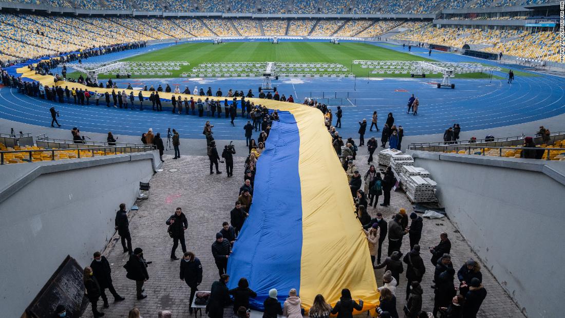 A 200-meter-long Ukrainian flag is unfolded at the Olympic Stadium in Kyiv on February 16 to mark a &quot;Day of Unity,&인용; an impromptu celebration declared by President Volodymyr Zelensky.