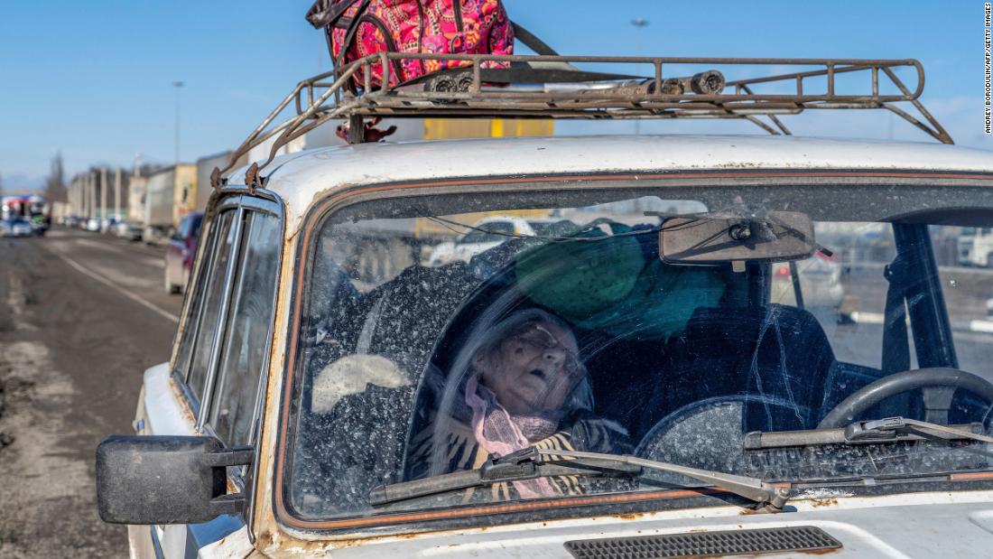 A woman rests in a car near a border checkpoint in Avilo-Uspenka, 러시아, 2 월 19.