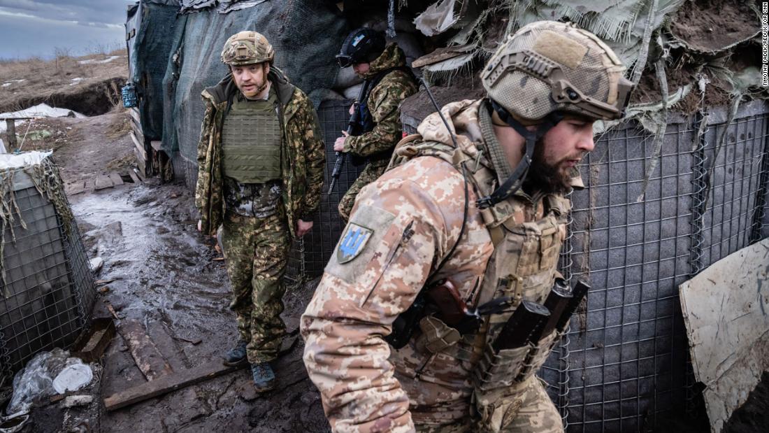 Ukrainian Interior Minister Denys Monastyrskiy, 左, visits soldiers at a front-line position in Novoluhanske on February 19. Minutes after he left, &lt;a href =&quot;https://www.cnn.com/europe/live-news/ukraine-russia-news-02-19-22-intl/h_d1ce9212df87ddbf0f79e4c4e4a6df56&quot; target =&quot;_空欄&amquotot;&gt;the position came under fire.&alt;lt;/A&gt; けが人はいません.