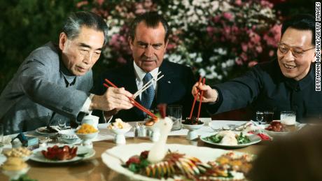 President Richard Nixon with Premier Zhou Enlai (izquierda) and Shanghai Communist Party leader Zhang Chunqiao at a farewell banquet during Nixon&#39;s visit to China in 1972.