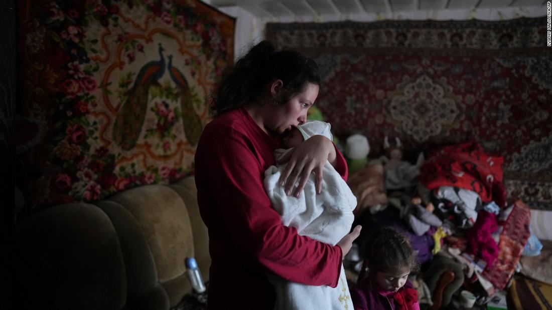 Anastasia Manha lulls her 2-month-old son Mykyta after alleged shelling by separatists forces in Novohnativka, Oekraïne, op Februarie 20. 