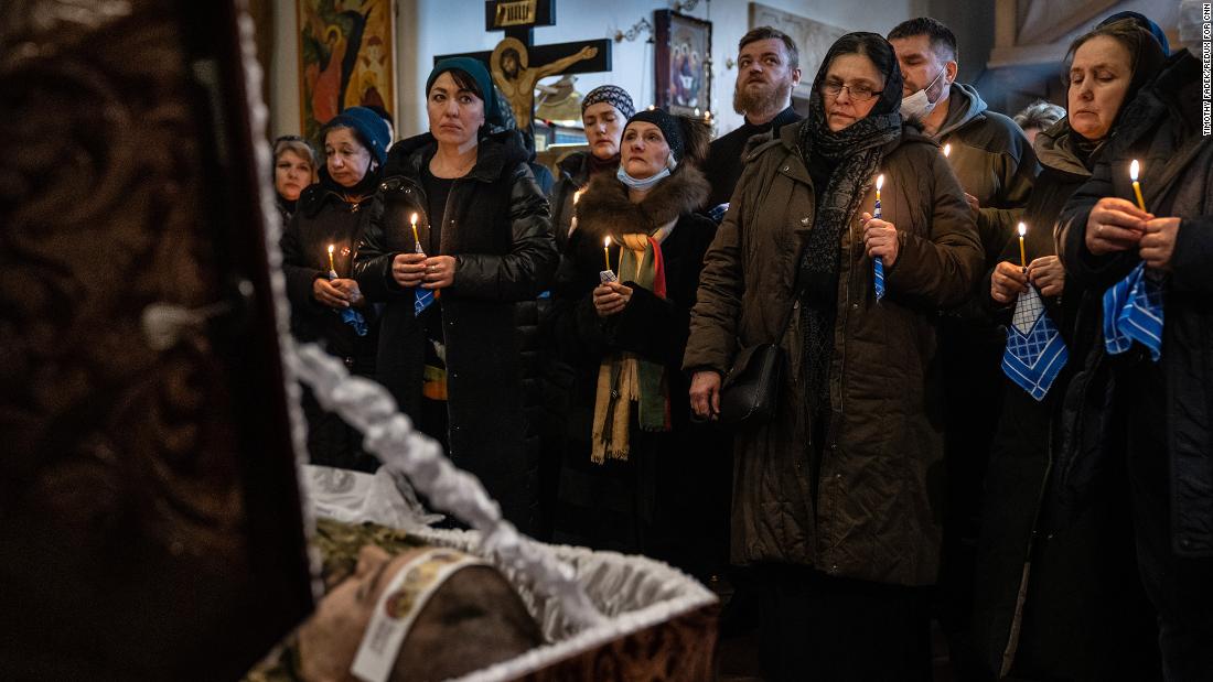 Mourners gather at a church in Kyiv on February 22 for the funeral of Ukrainian Army Capt. Anton Sydorov. The Ukrainian military said he was &lt;a href =&quot;https://www.cnn.com/europe/live-news/ukraine-russia-news-02-19-22-intl/h_26fe0a683b93bd317b59b1513a4a8daf&quot; target =&quot;_空欄&amquotot;&gt;killed by a shrapnel wound&alt;lt;/A&gt; 二月に 19 after several rounds of artillery fire were directed at Ukrainian positions near Myronivske.