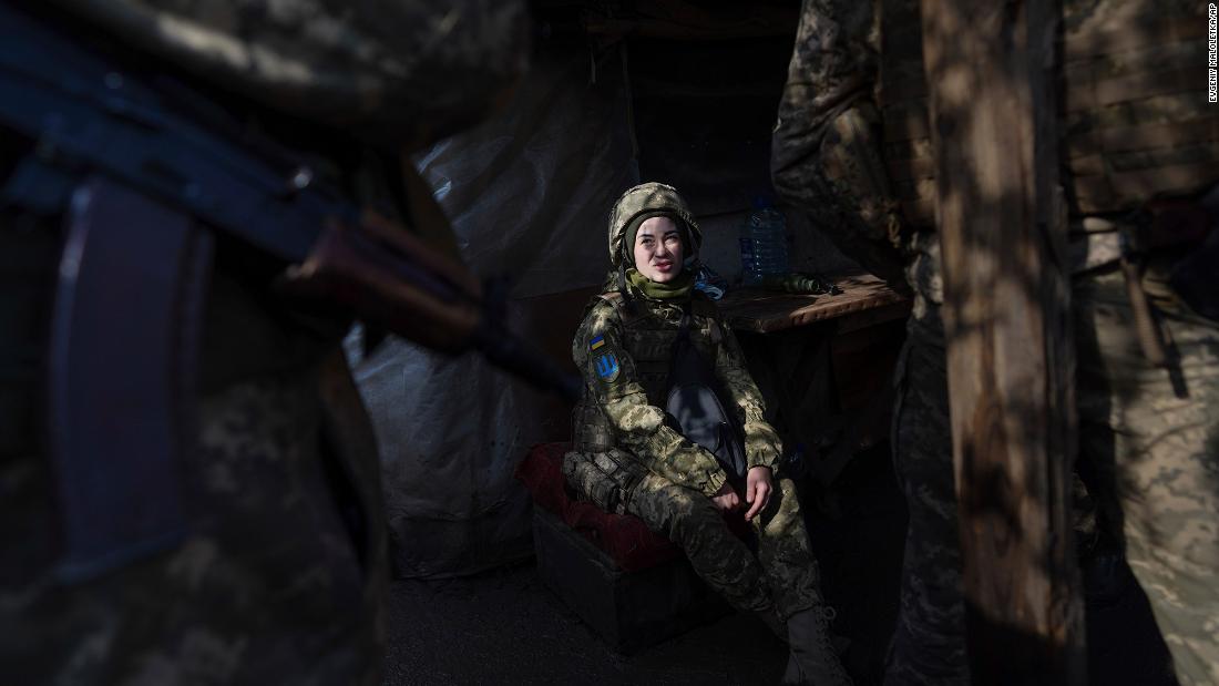 Ukrainian soldiers talk in a shelter at the front line near Svitlodarsk, Ucraina, in febbraio 23.