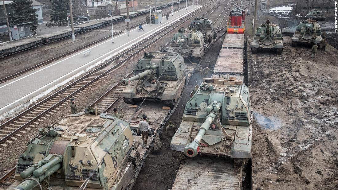 Russian howitzers are loaded onto train cars near Taganrog, Russia, in febbraio 22.