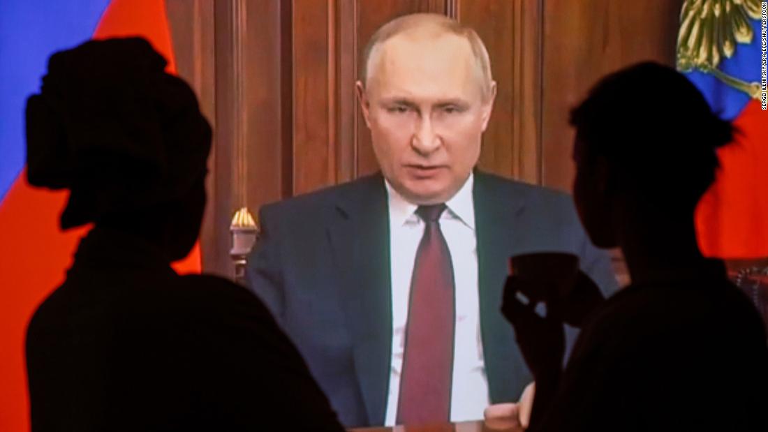 People in Moscow watch a televised address by Russian President Vladimir Putin as he &lt;a href =&quot;https://www.cnn.com/2022/02/23/europe/russia-ukraine-putin-military-operation-donbas-intl-hnk/index.html&quot; target =&quot;_공백&quot;&gt;announces a military operation&alt;lt;/ㅏ&amgtgt; in the Donbas region of eastern Ukraine on February 24. &quot;Whoever tries to interfere with us, and even more so to create threats to our country, to our people, should know that Russia&#39;s response will be immediate and will lead you to such consequences as you have never experienced in your history,&인용quot; 그는 말했다.
