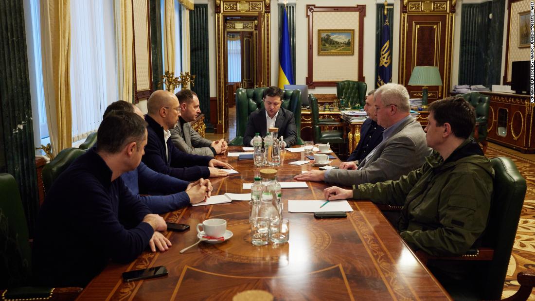 Ukrainian President Zelensky holds an emergency meeting in Kyiv on February 24. &lt;a href =&quot;https://www.cnn.com/europe/live-news/ukraine-russia-news-02-23-22/h_1831ec828890a281e4fcfc8db92e3c4b&quot; teiken =&quot;_ leeg&ampkwotasiet;&gt;In a video addressltamp;lt;/a&gt; Zelensky announced that he was introducing martial law. He urged people to remain calm.