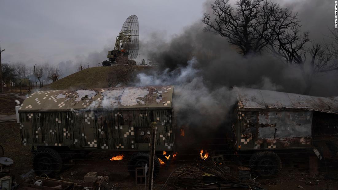 Smoke rises from an air defense base after an apparent Russian strike in Mariupol on February 24. A CNN team in Mariupol reported hearing &lt;a href =&quot;https://www.cnn.com/europe/live-news/ukraine-russia-news-02-24-22-intl/h_4acca36c8b3aa9cabe9335cc2d6b4b2c&quot; teiken =&quot;_ leeg&ampkwotasiet;&gt;a barrage of artilleryltamp;lt;/a&gt;