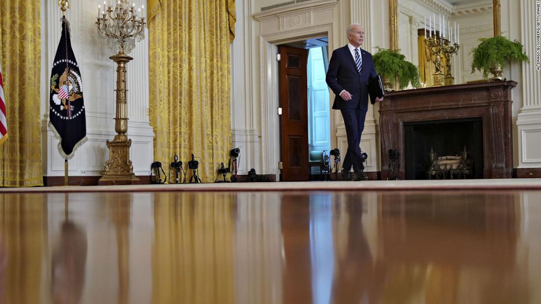 US President Joe Biden arrives in the East Room of the White House to &lt;a href =&quot;https://www.cnn.com/2022/02/24/politics/joe-biden-ukraine-russia-sanctions/index.html&quot; target =&quot;_空欄&quot;&gt;address the Russian invasion&alt;lt;/A&gt; 二月に 24. &quot;Putin is the aggressor. Putin chose this war. And now he and his country will bear the consequences,&quot; バイデンは言った, laying out a set of measures that will &quot;impose severe cost on the Russian economy, both immediately and oquottime.&quot;