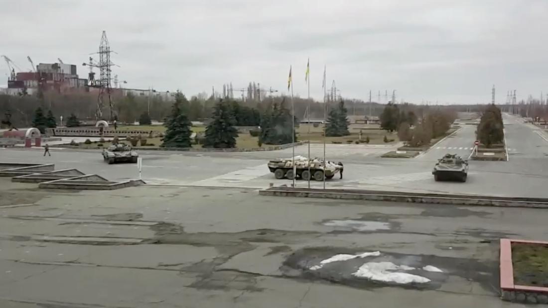 Russian military vehicles are seen at the Chernobyl power plant near Pripyat, Oekraïne, op Februarie 24. Russian forces have &lt;a href =&quot;https://www.cnn.com/2022/02/24/europe/ukraine-chernobyl-russia-intl/index.html&quot; teiken =&quot;_ leeg&ampkwotasiet;&gt;seized control of the the plantltamp;lt;/a&gt; the site of the world&#39;s worst nuclear disaster, according to the agency that manages the area.