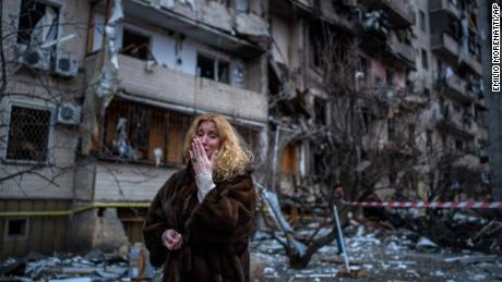 Natali Sevriukova reacts next to her house following a rocket attack on Kyiv on Friday, 이월 25, 2022.