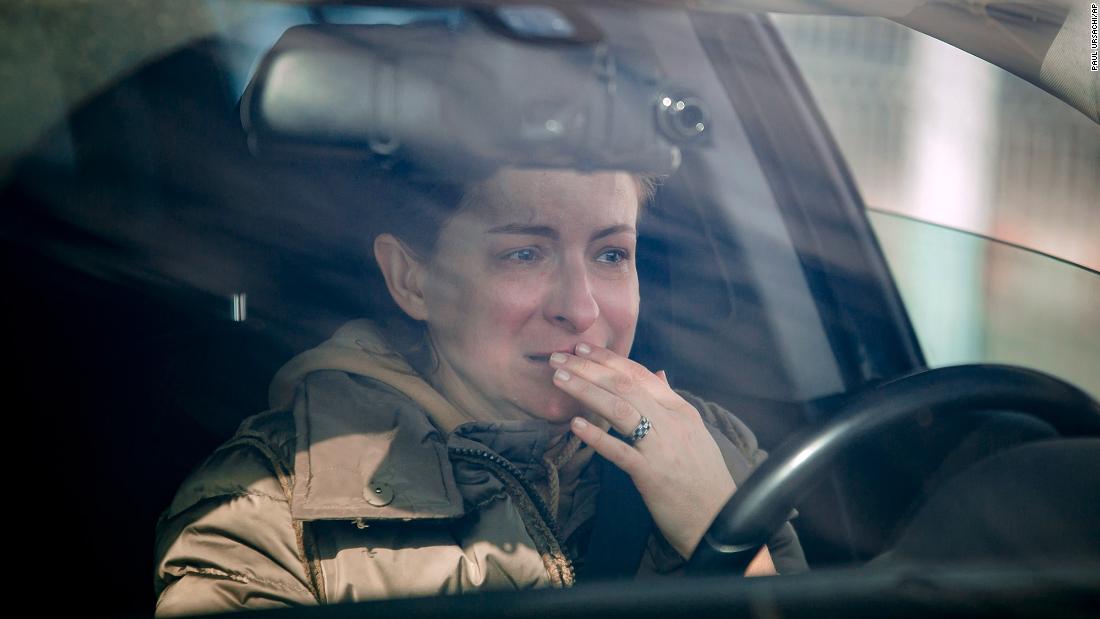 A woman weeps in her car after crossing the border from Ukraine into Sighetu Marmatiei, Roemenië, op Februarie 25.