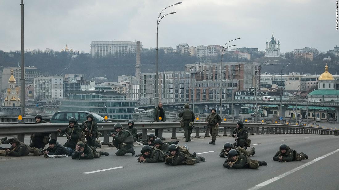 Members of the Ukrainian National Guard take positions in central Kyiv on February 25.
