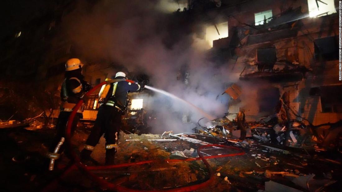 In this handout photo from the Ukrainian government, firefighters respond to the scene of a residential building on fire in Kyiv on February 25. Anton Gerashchenko, adviser to the Head of the Ministry of Internal Affairs of Ukraine, said the city had been hit by &lt;a href =&quot;https://www.cnn.com/europe/live-news/ukraine-russia-news-02-24-22-intl/h_e6c92eba96f9436542099ad74eef40e7&quot; teiken =&quot;_ leeg&quot;&gt;&quot;cruise or ballistic missiles.&ampkwotasietltamp;lt;/a&gt;