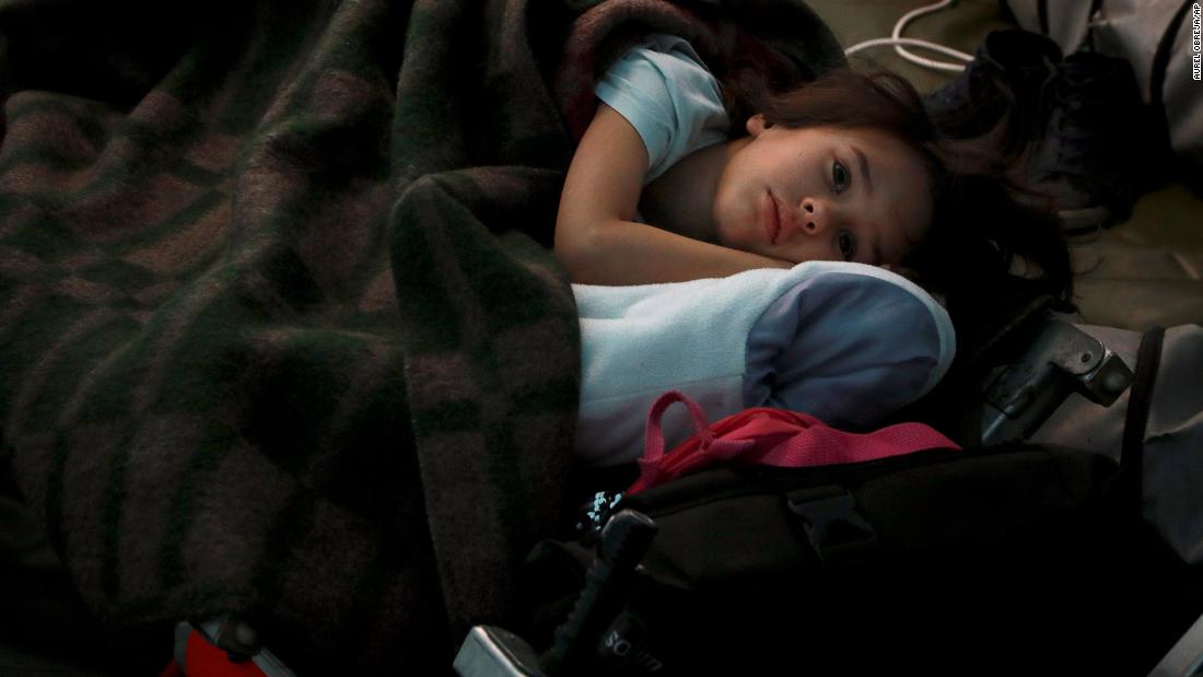 A child from Ukraine sleeps in a tent at a humanitarian center in Palanca, Moldova, op Februarie 25.