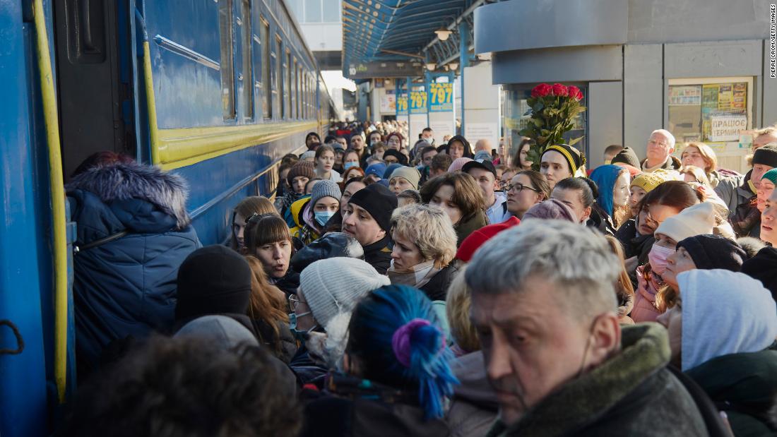 People in Kyiv board a train heading to the west of the country on February 26. Kelly Clements, the United Nations Deputy High Commissioner for Refugees, &lt;a href =&quot;https://www.cnn.com/europe/live-news/ukraine-russia-news-02-26-22/h_efaa0d529edb3c122cc17b3968d6d211&quot; teiken =&quot;_ leeg&ampkwotasiet;&gt;aan CNNltesê&lt;/agtmp;gt; that more than 120,000 people had left Ukraine while 850,000 were internally displaced.