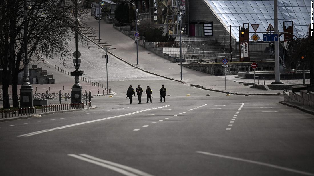 Ukrainian forces patrol mostly empty streets in Kyiv on February 27. Il sindaco Vitali Klitschko &lt;a href =&quot;https://www.cnn.com/europe/live-news/ukraine-russia-news-02-26-22/h_cc11710edcafa9c0891eac1e99aac235&quot; target =&quot;_blank&ampquott;&gt;extended a citywide curfew.&amltlt;/un&ampgtt;