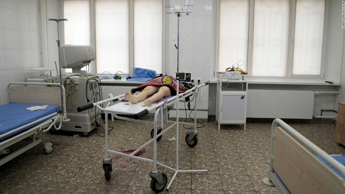 The lifeless body of a 6-year-old girl, WHO &lt;a href=&quot;https://apnews.com/article/russia-ukraine-europe-a8bb96288aaf70f9a7f70e9a4fac8160&quot; target=&quot;_blank&quot;&gt;AP 통신에 따르면&lt;/a&gt; was killed by Russian shelling in a residential area, lies on a medical cart at a hospital in Mariupol on February 27. 소녀, whose name was not immediately known, &lt;a href=&qa href =p://www.cnn.com/2022/02/28/europe/gallery/ukraine-girl-killed/index.html&quot; target=&qtarget =ank&qu_공백p;g인용s rushed to the hospital but could not be saved.&lt;/a&�ltp;gt;gt