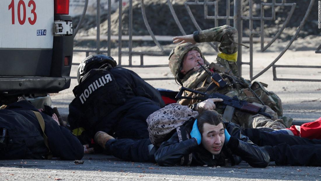 People in Kyiv take cover as an air-raid siren sounds February 26 near an apartment building &lt;a href =&quot;https://www.cnn.com/europe/live-news/ukraine-russia-news-02-26-22/h_8a749895c554d5588dc5fae6b271ec4b&quot; teiken =&quot;_ leeg&ampkwotasiet;&gt;that was damaged by shellingltamp;lt;/a&gt;