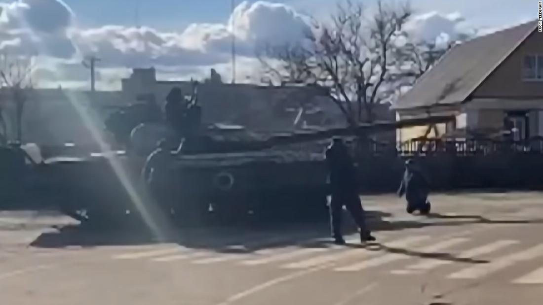 A man kneels in front of a Russian tank in Bakhmach, Ucraina, in febbraio 26 as Ukrainian citizens attempted to stop the tank from moving forward. &lt;a href=&quot;https://www.cnn.com/europe/live-news/ukraine-russia-news-02-26-22/h_aabb90712d1378fd1446f84d86815fb5&quot; target=&quot;_blank&quot;&gt;The dramatic scene&lt;/a&gt; was captured on video, and CNN confirmed its authenticity. The moment drew comparisons to the iconic &lt;a href =&quot;https://www.cnn.com/interactive/2019/05/world/tiananmen-square-tank-man-cnnphotos/&quot; target =&quot;_blank&quot;&gt;&quot;Tank Man&ampquott; of Tiananmen Square.&amltlt;/un&ampgtt;