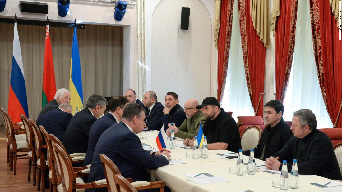 Delegations from Russia and Ukraine &lt;a href =&quot;https://www.cnn.com/europe/live-news/ukraine-russia-news-02-28-22/h_abf9f0854cd8b0285d90e0ad7c33cc97&quot; target =&quot;_공백&quot;&gt;hold talks in Belarus&alt;lt;/ㅏ&amgtgt; 2 월 28. Both sides discussed a potential &quot;ceasefire and the end of combat actions on the territory of Ukraine,&quot; Ukrainian presidential adviser Mikhaylo Podolyak told reporters. Without going into detail, Podolyak said that both sides would return to their capitals for consultations over whether to implement a number of &quot;decisions.&qu인용