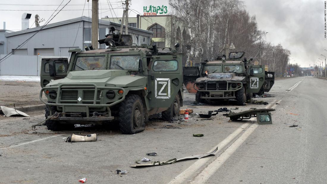 Russian infantry mobility vehicles are destroyed after fighting in Kharkiv on February 28. A residential neighborhood in Kharkiv, Oekraïne&#39;s second-largest city, &lt;a href =&quot;https://www.cnn.com/europe/live-news/ukraine-russia-news-02-28-22/h_30b8140c87cbac05e08493e26a66ede7&quot; teiken =&quot;_ leeg&ampkwotasiet;&gt;was hit by a rocket attackltamp;lt;/a&gt; according to Ukrainian officials and multiple social media videos geolocated by CNN. A civilian was killed and 31 people were wounded, die stad&#39;s council said. 