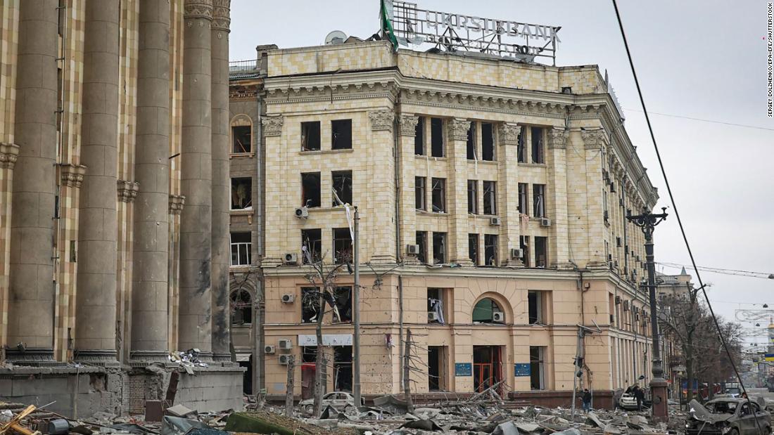 An administrative building is seen in Kharkiv after Russian shelling on March 1. Russian forces have scaled up their bombardment of Kharkiv, Ucraina&#39;s second-largest city.