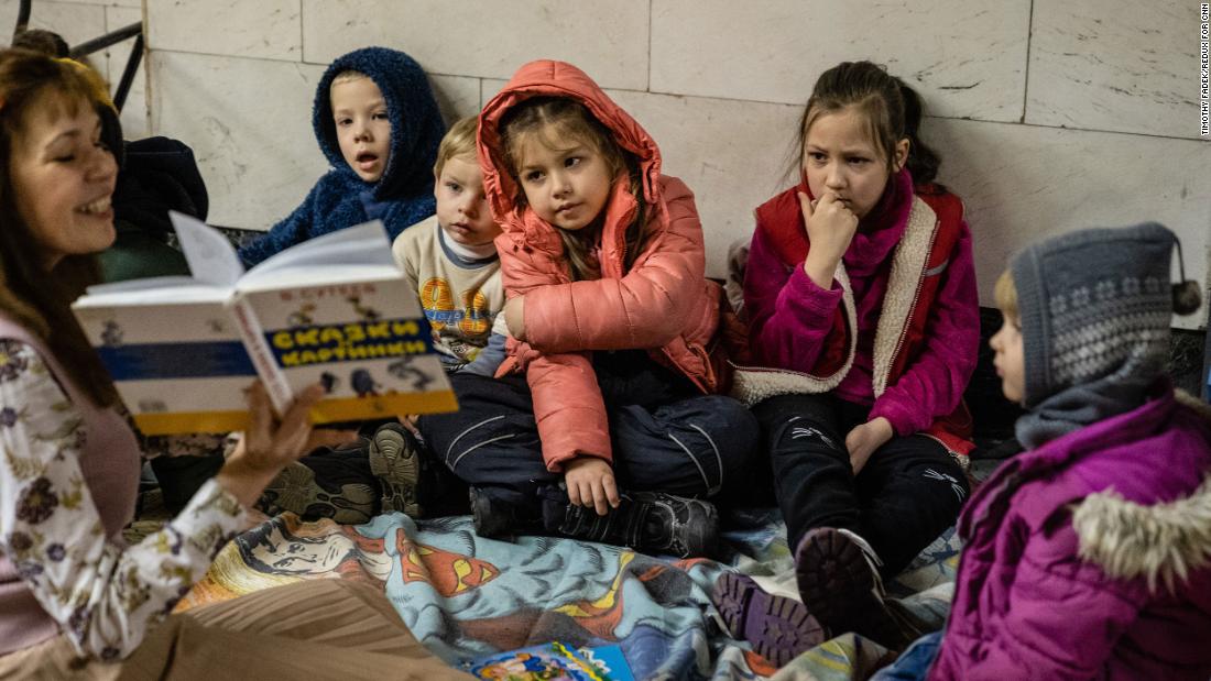 A woman reads a story to children while they &lt;a href =&quot;https://www.cnn.com/europe/live-news/ukraine-russia-putin-news-03-02-22/h_d2d1b791fcd09b7ad27c515d0ebce59f&quot; teiken =&quot;_ leeg&ampkwotasiet;&gt;take shelter in a subway statioltamp;lt;/a&gt; in Kyiv on March 2.