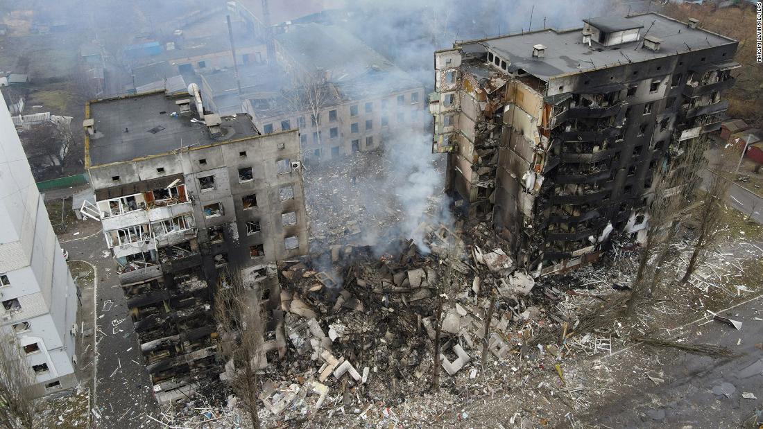 A residential building destroyed by shelling is seen in Borodyanka, Oekraïne, op Maart 3. Russian forces have shown a &quot;willingness to hit civilian infrastructure on purpose,&quot; &lt;a href =&quot;https://www.cnn.com/europe/live-news/ukraine-russia-putin-news-03-03-22/h_ad359f199cba516753af96776682a389&quot; teiken =&quot;_ leeg&amkwotasieot;&gt;a senior US defense official told reporters.&amltlt;/a&gt;