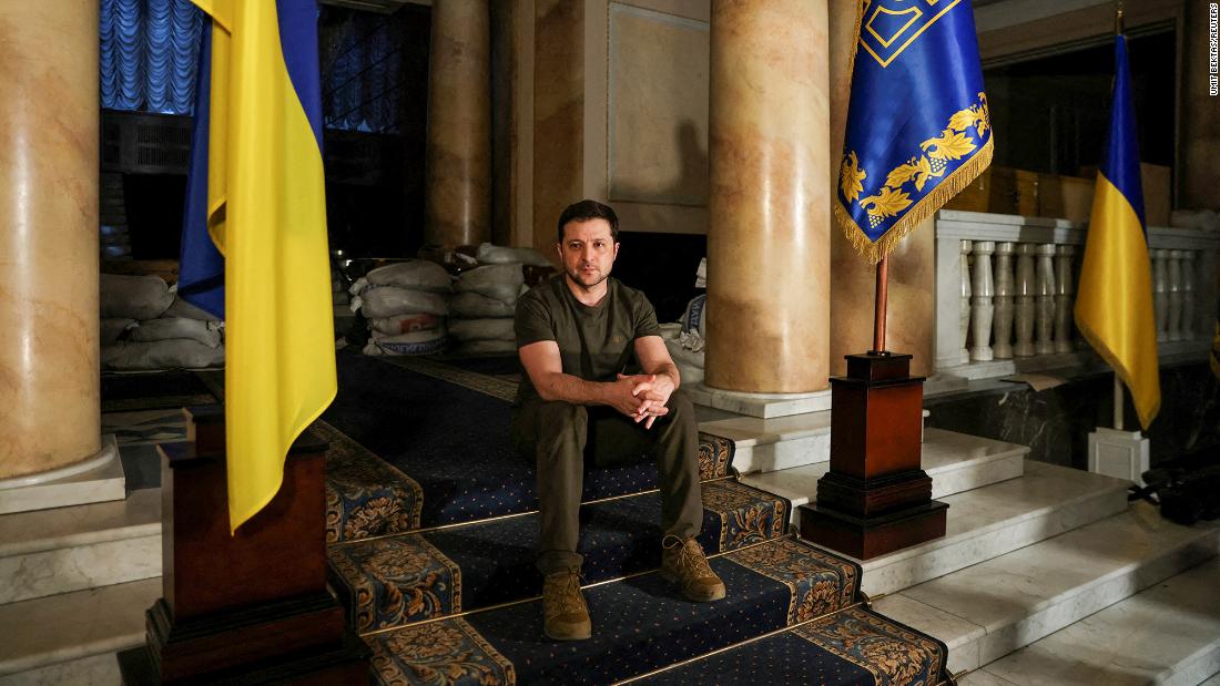 Ukrainian President Volodymyr Zelensky poses for a picture in a Kyiv bunker after &lt;a href =&quot;https://www.cnn.com/2022/03/01/europe/volodymyr-zelensky-ukraine-cnn-interview-intl/index.html&quot; target =&quot;_blank&quot;&gt;an exclusive interview with CNN and Reuters&amltlt;/un&ampgtt; a marzo 1. Zelensky said that as long as Moscow&#39;s attacks on Ukrainian cities continued, little progress could be made in talks between the two nations. &quot;It&#39;s important to stop bombing people, and then we can move on and sit at the negotiation table,&ampquott; Egli ha detto.