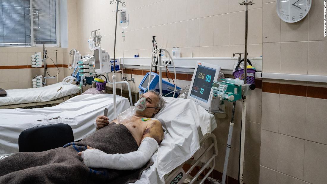 Leos Leonid recovers at a hospital in Kyiv on March 3. The 64-year-old survived being crushed when an armored vehicle drove over his car. &lt;a href =&quot;https://www.cnn.com/videos/world/2022/02/27/bystanders-military-vehicle-ukraine-sot-vpx.cnn&quot; teiken =&quot;_ leeg&ampkwotasiet;&gt;Video van die voorvaltamp;lt;/a&gt; was widely shared on social media.