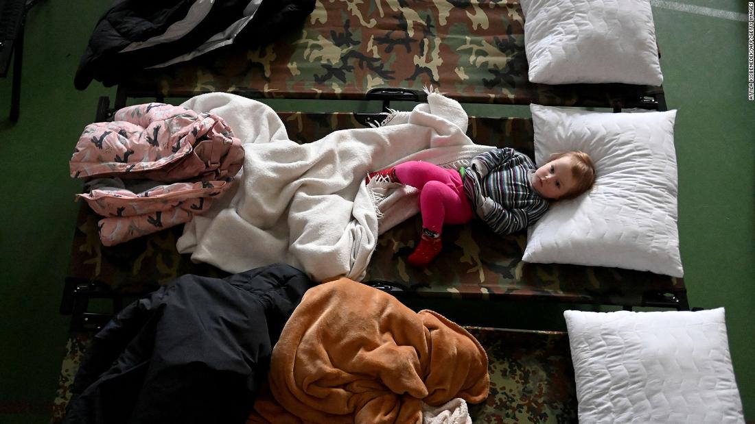 A Ukrainian child rests on a bed at a temporary refugee center in Záhony, Ungheria, a marzo 4.