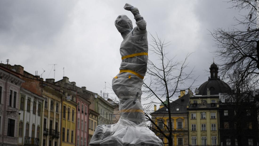 A statue is covered in Lviv on March 5. &lt;a href =&quot;https://www.cnn.com/style/article/lviv-ukraine-statues-wrapped-heritage-protection/index.html&quot; target =&quot;_공백&am인용ot;&gt;Residents wrapped statuesltmp;lt;/ㅏ&amgtgt; in protective sheets to try to safeguard historic monuments across the city.