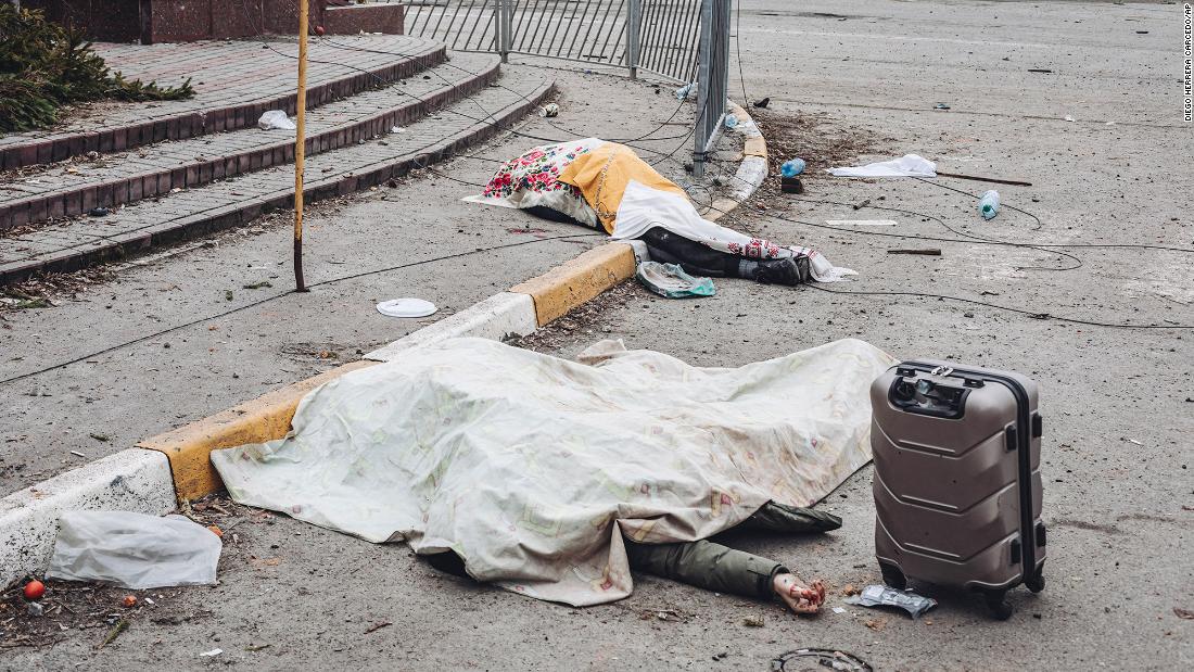 The dead bodies of civilians killed while trying to flee are covered by sheets in Irpin on March 6. CNN determined they were killed in &lt;a href =&quot;https://www.cnn.com/europe/live-news/ukraine-russia-putin-news-03-06-22/h_df9ab48ad1fad80d3c93045684e45a8b&quot; target =&quot;_공백&am인용ot;&gt;a Russian military strike.ltmp;lt;/ㅏ&amgtgt;