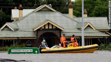 Rescue volunteers patrol around the flooded houses in the Sydney suburb of Windsor, 행진 9.