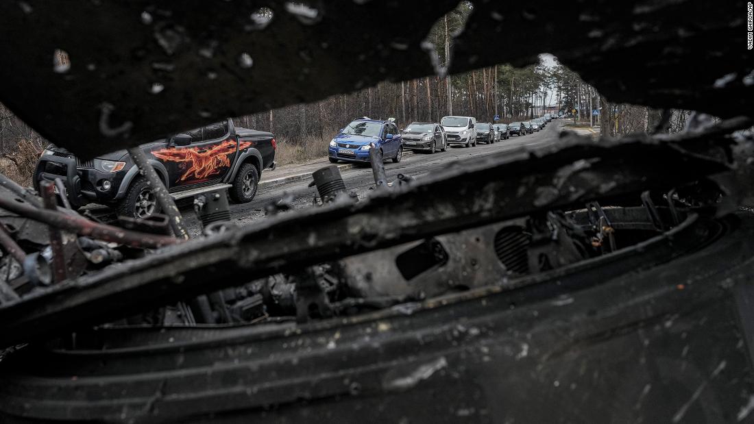 Cars drive past a destroyed Russian tank as civilians leave Irpin on March 9. A Ukrainian official said lines of vehicles &lt;a href =&quot;https://www.cnn.com/europe/live-news/ukraine-russia-putin-news-03-09-22/h_9deca9c29779b4beb5c284e9a57f5f93&quot; target =&quot;_공백&am인용ot;&gt;stretched for milesltmp;lt;/ㅏ&amgtgt; as people tried to escape fighting in districts to the north and northwest of Kyiv.