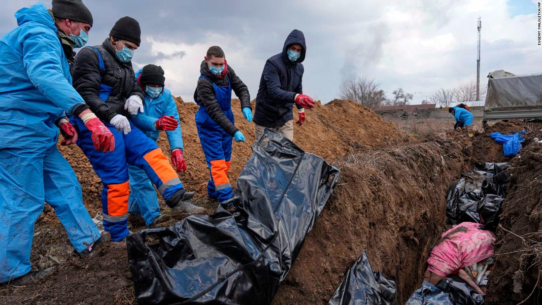 Dead bodies are placed into a mass grave on the outskirts of Mariupol on March 9. With overflowing morgues and repeated shelling, the city has been &lt;a href =&quot;https://apnews.com/article/russia-ukraine-mariupol-mass-grave-af9477cd69d067c34e0e336c05d765cc&quot; teiken =&quot;_ leeg&ampkwotasiet;&gt;unable to hold proper burialsltamp;lt;/a&gt;