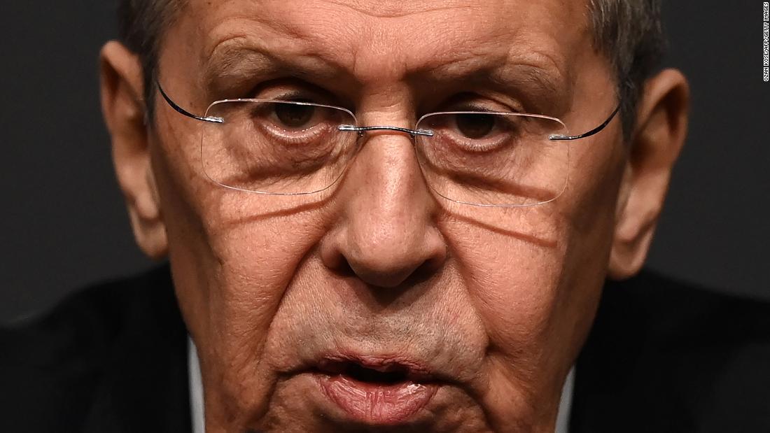 Russian Foreign Minister Sergey Lavrov gives a news conference after meeting with Ukrainian Foreign Minister Dmytro Kuleba in Antalya, Turkye, op Maart 10. Two weeks into Russia&#39;s invasion of Ukraine, &lt;a href =&quot;https://www.cnn.com/europe/live-news/ukraine-russia-putin-news-03-10-22/h_ffb15927857812d909a0d6f4c9644f6e&quot; teiken =&quot;_ leeg&quot;&gt;Lavrov falsely claimed&amltlt;/a&gt; that his country &quot;did not attack&ampkwotasiet; its neighbor.