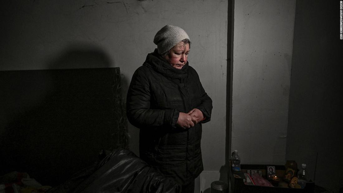 A resident takes shelter in a basement in Irpin on March 10. &lt;a href =&quot;https://www.cnn.com/europe/live-news/ukraine-russia-putin-news-03-08-22/h_e09d49888fcb2a07b8f1a95d6f2b0faa&quot; target =&quot;_공백&am인용ot;&gt;Due to heavy fighting,ltmp;lt;/ㅏ&amgtgt; Irpin has been without heat, water or electricity for several days.