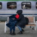 Ukranian mother child railway station 030822 Beperk