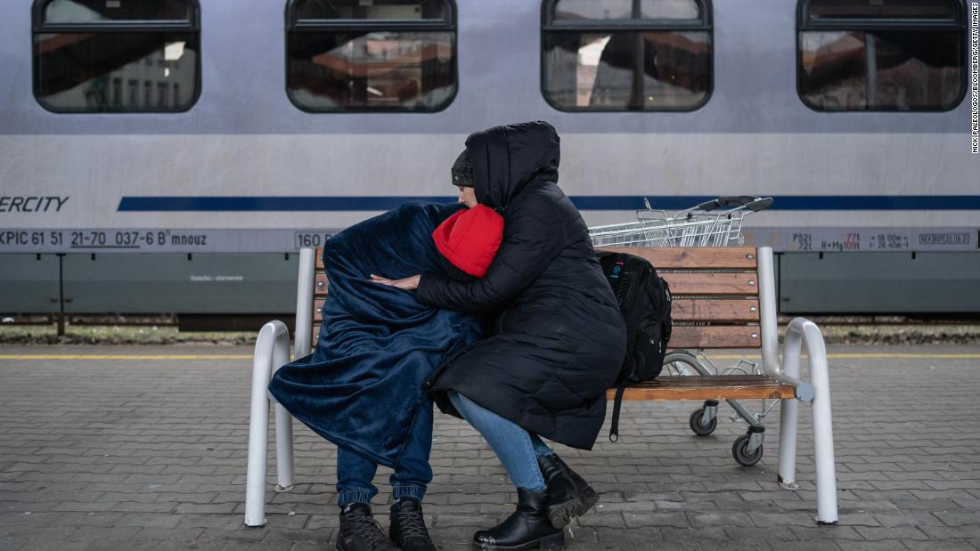A displaced Ukrainian mother embraces her child while waiting at the Przemysl railway station in Poland on Tuesday, Maart 8.