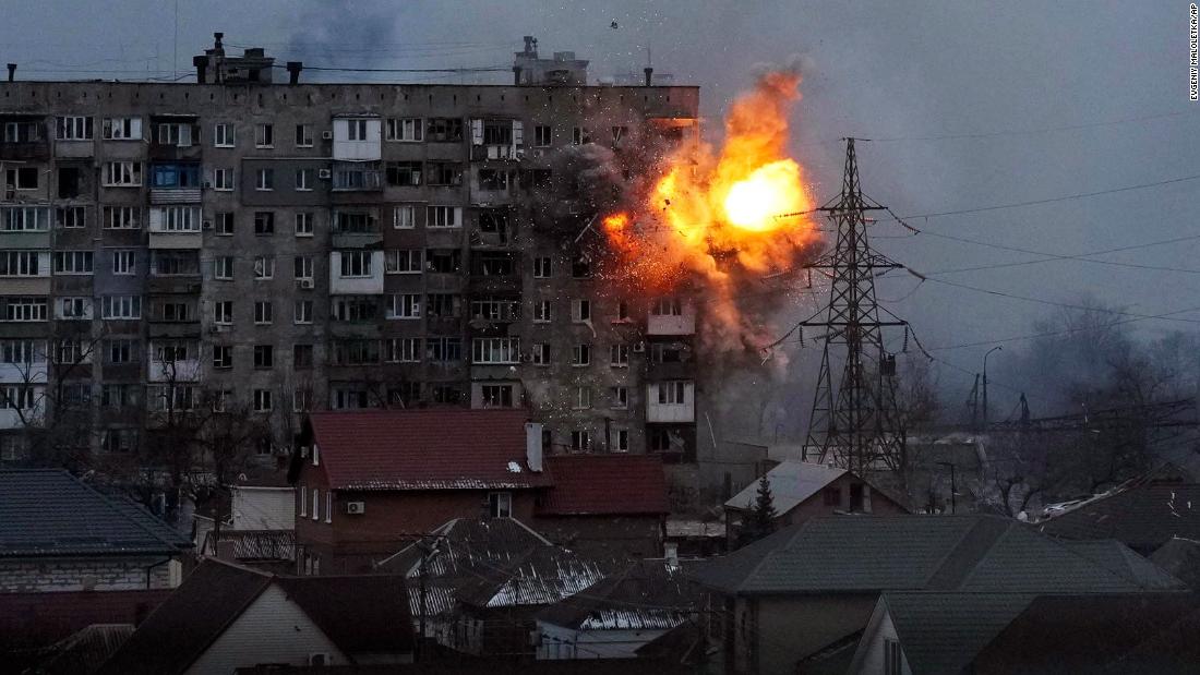 An explosion is seen at an apartment building in Mariupol, Oekraïne, op Vrydag, Maart 11. The city in southeastern Ukraine has been &lt;a href =&quot;https://www.cnn.com/2022/03/10/europe/russia-invasion-ukraine-03-10-intl/index.html&quot; teiken =&quot;_ leeg&ampkwotasiet;&gt;besieged by Russian forceltamp;lt;/a&gt; for days.