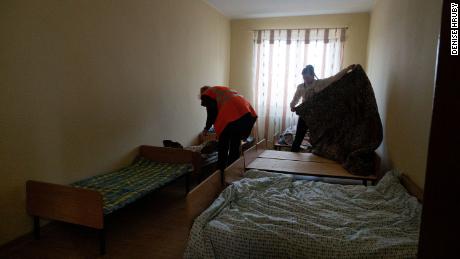 Volunteers in Solotvyno preparing beds, pushed together to make room for new arrivals. 